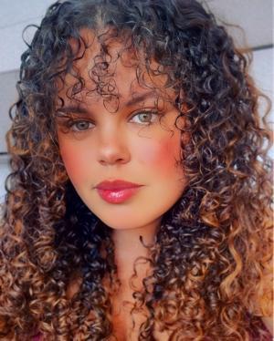 Thaiane B.
